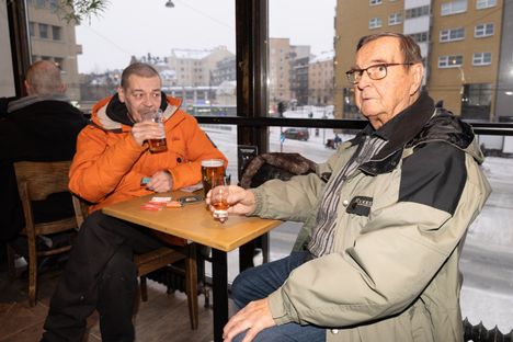 Jukka Tara (vas.) ja Pellervo Winter ovat tutustuneet alun perin eräässä toisessa baarissa. Kolmessa Kaisassa he istuvat tavallisesti juuri tämän pöydän ääressä.
