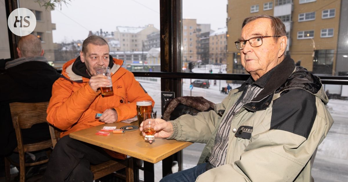 Vuosikymmeniä Kolmessa Kaisassa istuneet kanta-asiakkaat saapuivat hyvästelemään ravintolan