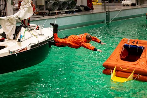 Lehtinen demonstroi, miten hän pelastautui uppoavasta veneestään yksinpurjehduksellaan vuonna 2022. Näytös pidettiin merenkulun turvallisuuskoulutuskeskuksessa helmikuussa 2023.