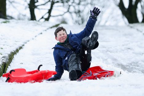 10-vuotias Hendricks laski pulkkamäkeä Buxtonissa Britanniassa perjantaina.