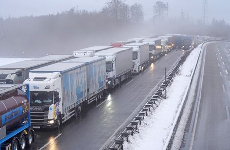 Rekat jumittuivat moottoritielle lähellä Saksan Breitenbachia perjantaina.