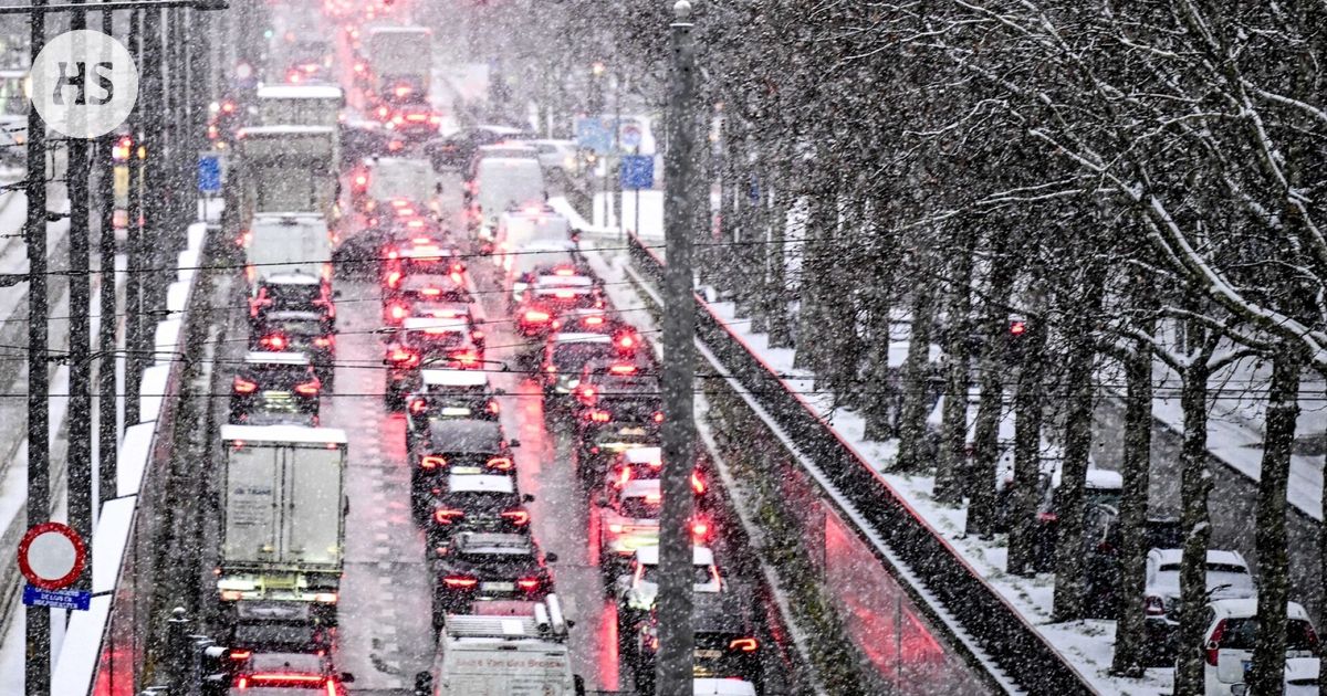 Myrskytuulet ovat tuoneet rankkasateita, lumipyryjä ja korkeita aaltoja eri puolille Eurooppaa, vaikutuksia Walesista Turkkiin