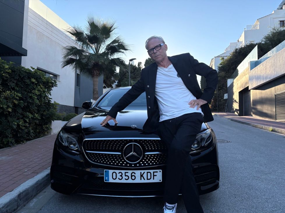 Sukareilla on Espanjassa autona urheilullinen Mercedes-Benz.