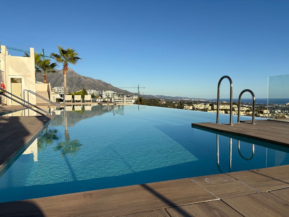 Vain kahdeksan asuntoa käsittävässä luksuskerrostalossa on yhteinen uima-allas.