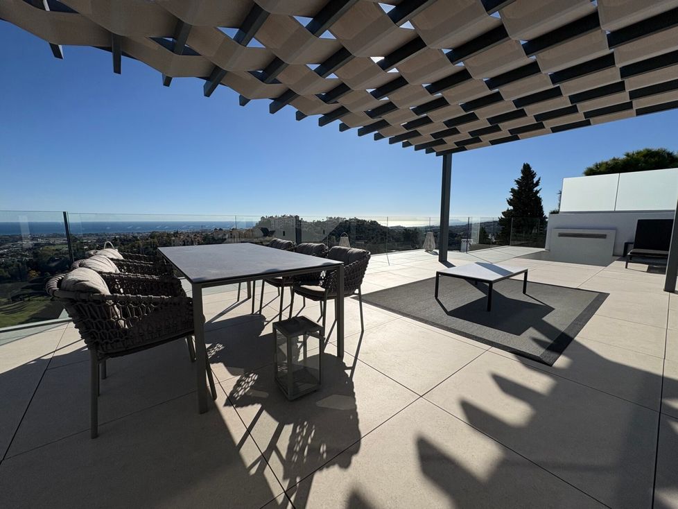 Kattohuoneistossa on valtava terassi.