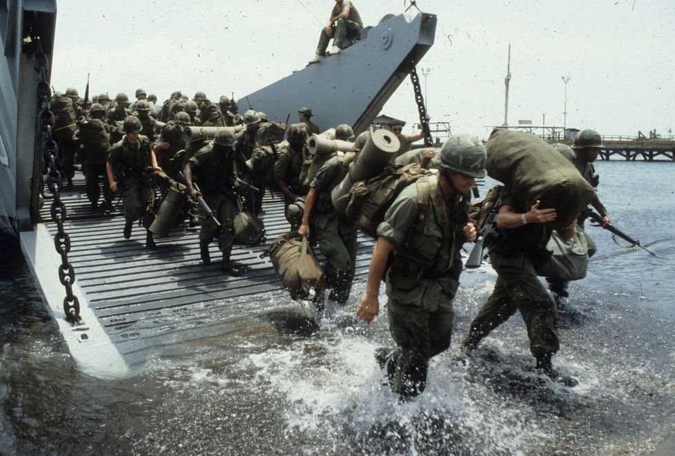 Maihinnousu Grenadalle vuonna 1983. Maan vasemmistolainen hallitus oli ajautunut sisäiseen välirikkoon ja väkivaltaan. Näkökulmasta riippuen Yhdysvallat palautti demokratian tai käytti tilannetta hyväkseen.