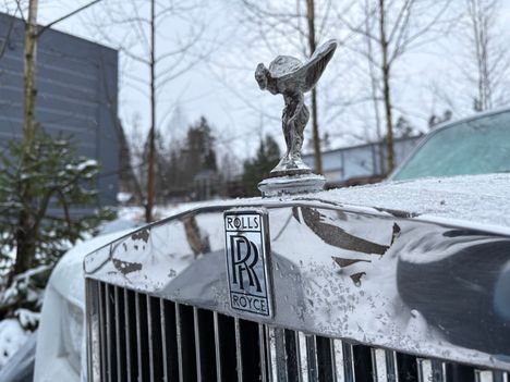 Auton nokalta löytyy ikoninen ”Spirit of Ecstasy” -keulasymboli.