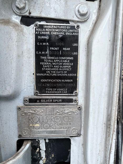 Silver Spurin ovipilarissa on todisteena plakaatti, jossa auton kerrotaan valmistuneen Rolls-Roycen Crewen-tehtaalla.