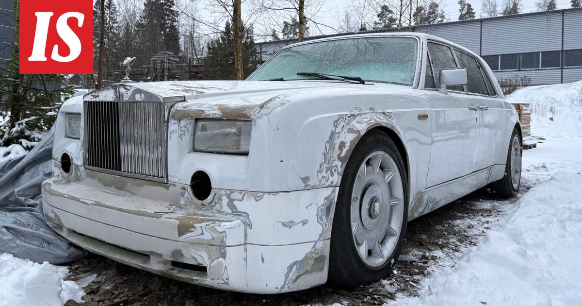 Loviisalaisen autoteippaajan pihalla seisoo erikoinen Rolls-Royce: "Kännissä tilattu" auto muutettu elokuvakäyttöön