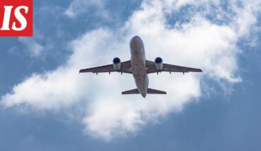 Finnairin kone kolaroi jäänpoistoauton kanssa