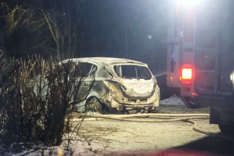 Paikalla olleen avustajan kuvissa näkyy, että pihapiirissä on palanut myös auto.