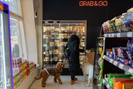 Ensimmäisinä päivinä Argimarketin lounasannokset ovat menneet hyvin kaupaksi. Muiden maksutapojen lisäksi ne voi maksaa myös tavallisimmilla lounaseduilla.