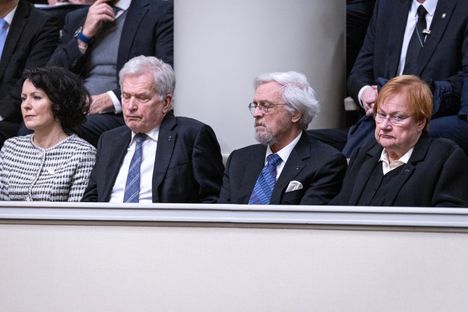 Edeltäjät lehterillä. Pystyisikö Sauli Niinistö kommentoimaan hallituksen talouspoliitiikkaa ilman kirosanoja? Millaisen puheen pitäisi Tarja Halonen?