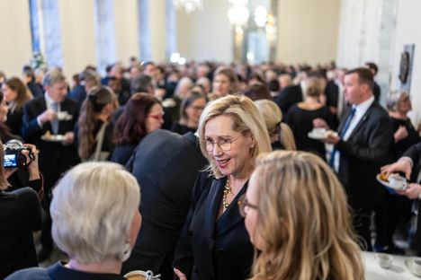 Presidentin puheen jälkeen kansanedustajat ja kutsuvieraat kokoontuvat juhlakahveille eduskunnan valtiosaliin ja analysoivat presidentin vuoden tärkeimmän puheen ulottuvuuksia.