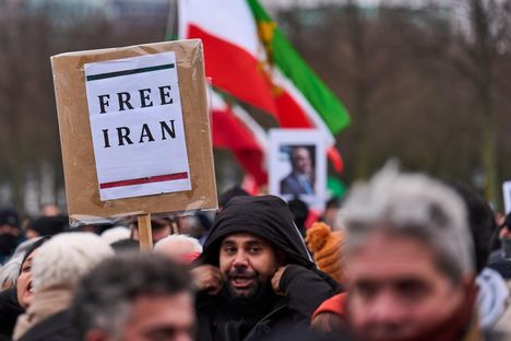 Iranin hallinnon vastaisia mielenosoituksia on nähty myös esimerkiksi Alankomaissa. Iranin mielenosoituksista on vaikea saada kuvamateriaalia, sillä maa on eristetty internetistä.