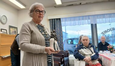 Kyröskosken Seurahuoneella avautui lauantaina Tuja Sirosen taidenäyttely – ”keramiikkauuni ostettu kopallisella viinaa”