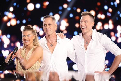 Jari Saario tanssi vuonna 2023 Tanssii tähtien kanssa -ohjelman finaalilähetyksessä Pernilla Böckermanin ja Anssi Heikkilän kanssa.