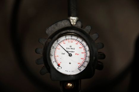 Ilmanpaineet tulee tarkastaa kylmästä renkaasta.