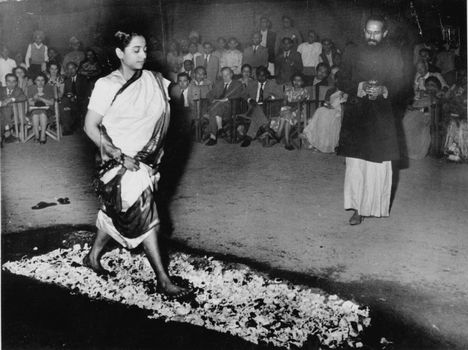 Myös Intiassa hiilillä kävelyä on myöhemmin käytetty yleisön viihdyttämiseen. Nuori tyttö käveli hiilillä vuonna 1952.