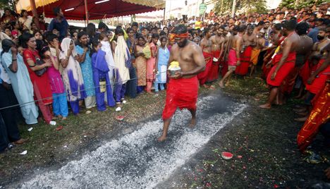 Malesialaismies käveli kuumien hiilien yli hindujen tulikävelyfestivaalissa temppelissä Kuala Lumpurissa vuonna 2008.