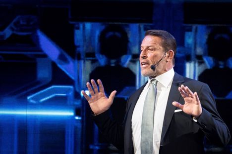 Tony Robbins on maailman tunnetuimpia motivaatiopuhujia. Hän on jo vuosikymmeniä käyttänyt tulikävelyä ohjelmana seminaareissaan.