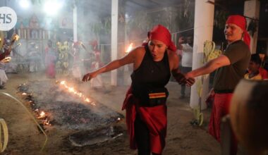 Jalkojen ei kuuluisi palaa hiilillä kävelyssä, vaikka hiilet ovat yli 600-asteisia