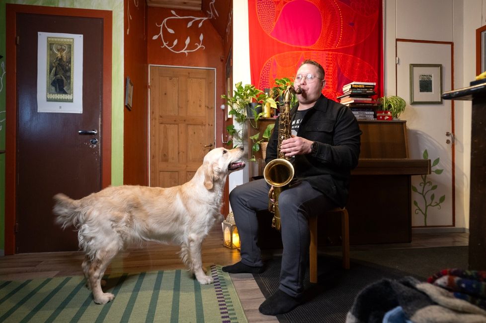 Kasper Haikonen on käymässä lapsuuskodissaan Säkylässä. Soittoseurana on saksofonistin puolitoistavuotias Peppi-koira. Muusikon ura lähti liikkeelle huilunsoitosta lapsena Huittisten musiikkiopiston oppilaana.