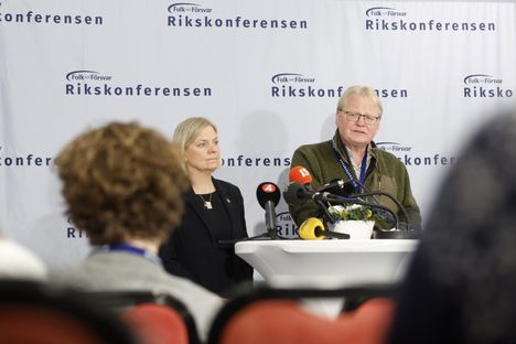 Entinen pääministeri Magdalena Andersson ja Ruotsin puolustusvaliokunnan puheenjohtaja Peter Hultqvist puhuivat Grönlannin puolesta. Andersson luonnehti tilannetta huolestuttavaksi.