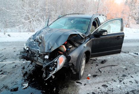 Volvon kyydissä ollut pariskunta sai eriasteisia vammoja.