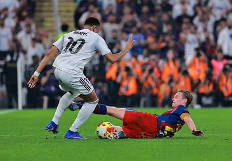 Frenkie de Jong lensi ulos tästä Kylian Mbappéhen kohdistuneesta taklauksesta.