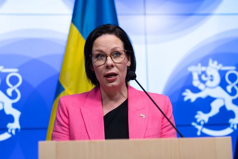 Ruotsin ulkoministeri Maria Malmer Stenergard varoittaa ottamaan Trumpin puheet todesta.