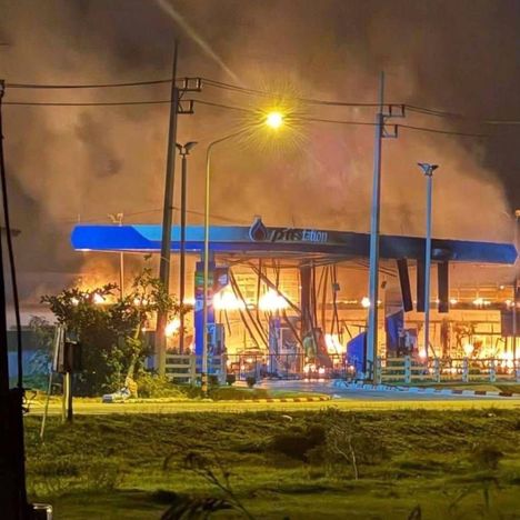 Huoltoasema syttyi tuleen iskun seurauksena Narathiwatissa.