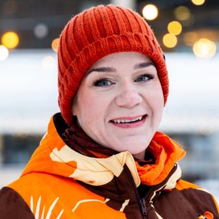 Tutkijatohtori Henna Nikumaalla on myös omakohtaista kokemusta hoivakotityöstä.