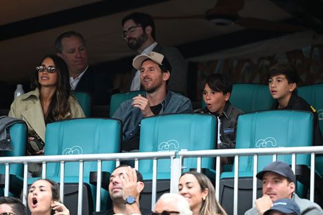 Antonela Roccuzzo, Lionel Messi ja pariskunnan pojat Mateo ja Thiago seurasivat Miamin ATP-turnauksen otteluja maaliskuussa 2025.