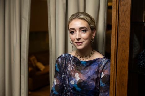 Edellisellä visiitillään Helsingissä Finnsdóttir kerkesi käymään saunassa ja meressä. Nyt hän haaveilee pääsevänsä teatteriin.