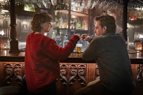 Finnsdóttir ystävystyi sarjan kuvauksissa muun muassa suomalaista poliisiharjoittelijaa Jakobia esittävän Lauri Tilkasen kanssa.