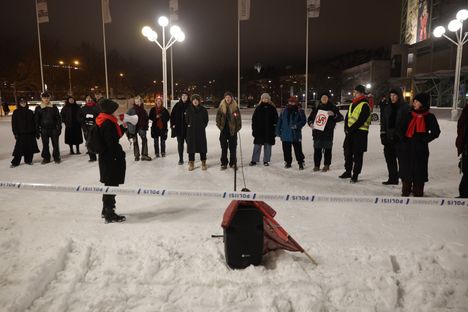 Parikymmentä ihmistä osoitti mieltään Lahden kaupunginkirjaston edessä ennen Teemu Keskisarjan luentoa.