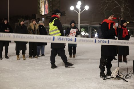 Lahden pääkirjaston edustalla nähtiin pienimuotoinen mielenosoitus.