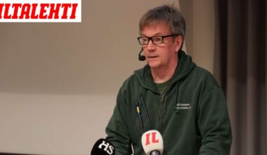 Mielenosoittajat saapuivat kirjaston pihaan – Teemu Keskisarjalta tiukkaa tekstiä hallituksen hankkeesta: ”Irvokasta pelleilyä”