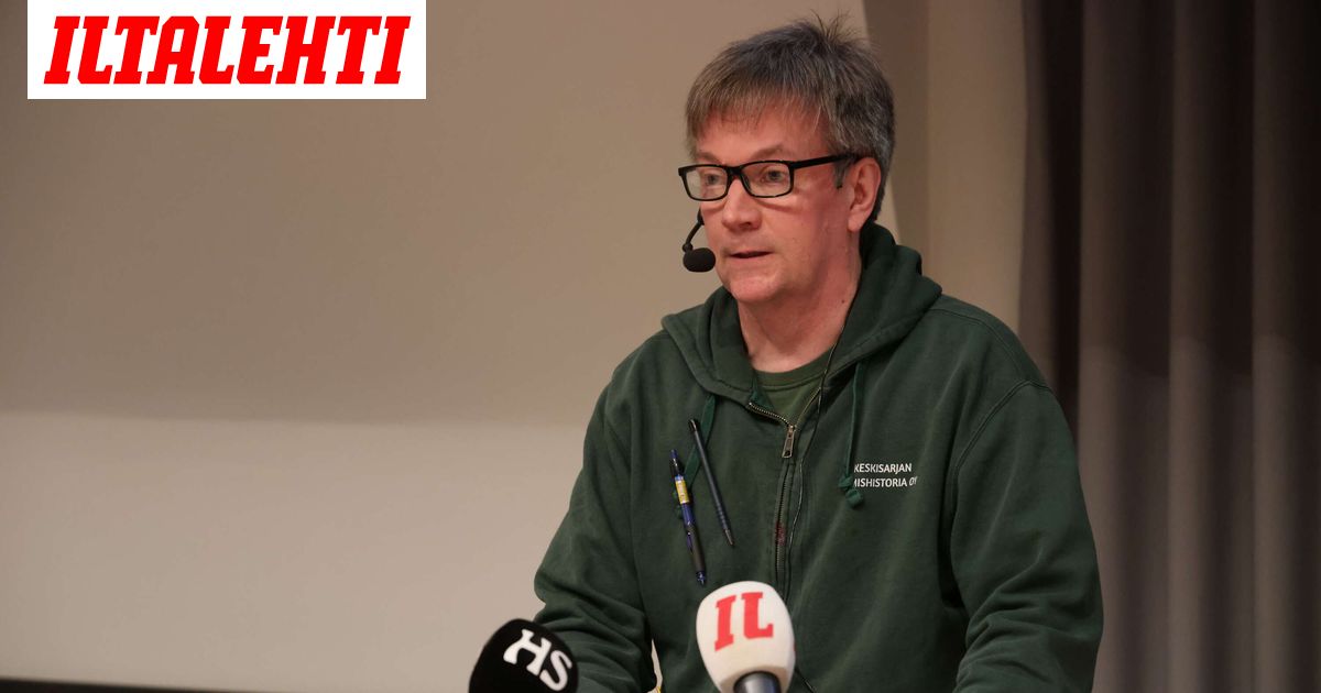 Mielenosoittajat saapuivat kirjaston pihaan – Teemu Keskisarjalta tiukkaa tekstiä hallituksen hankkeesta: ”Irvokasta pelleilyä”