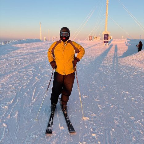 Loma oli kaikesta huolimatta erittäin hyvä, Malmivaara kertoo. Kuvassa mies poseeraa Yllästunturin huipulla.