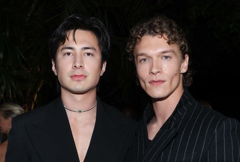 Hudson Williams (vas.) ja Connor Storrie tähdittävät puheenaiheeksi noussutta Heated Rivalry -sarjaa.