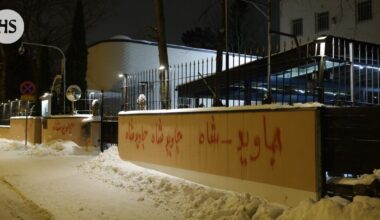 Helsingin poliisi: Iranin suurlähetystöllä kaadettu lipputanko ja töhritty aitaa