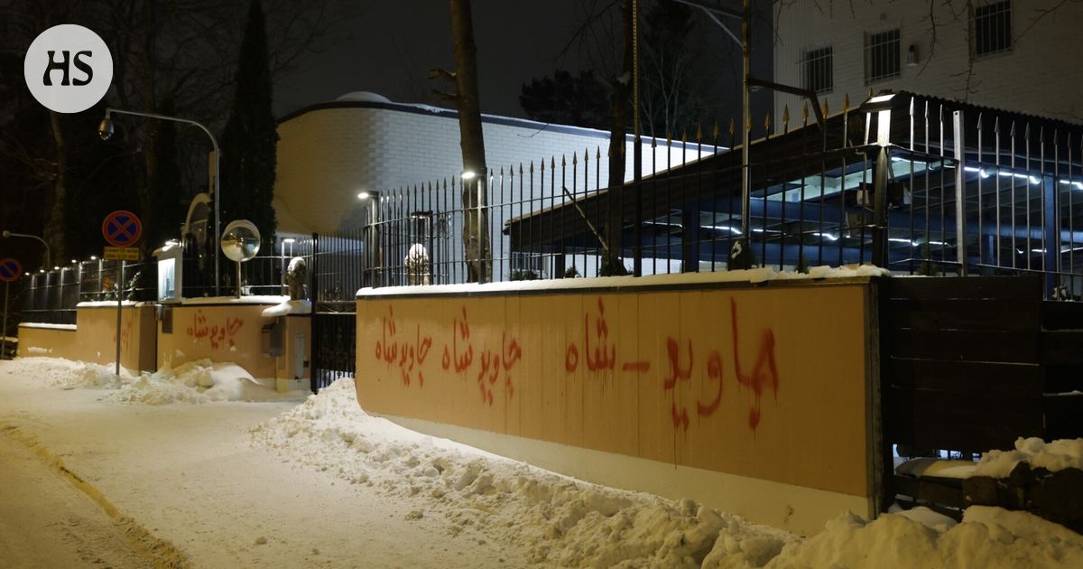 Helsingin poliisi: Iranin suurlähetystöllä kaadettu lipputanko ja töhritty aitaa