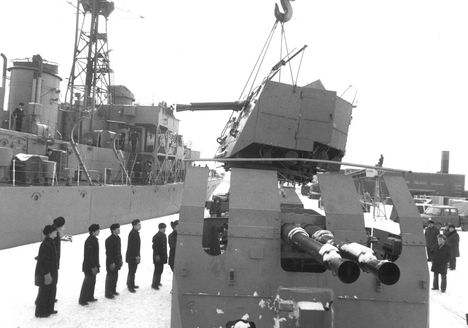 Jätkäsaaressa Matti Kurjen tykit nostettiin laiturille ja siitä ensi hätään kuljetettaviksi Turun laivastoasemalle. Tykit jäävät vielä merivoimien käyttöön.