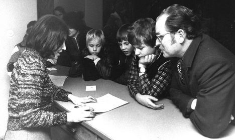 Ari Aaltio on tullut pyrkimään kuoroon isän Teuvo Aaltion (oik.) kannustamana, äidit taas olivat patistaneet liikkeelle Arin vieressä vuoroaan odottavat Hannu Hostion ja Hannu Rahikaisen.