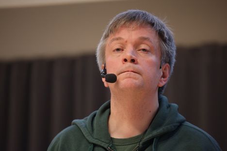 Teemu Keskisarja moitti hallituksen aikeita helpottaa englanninkielisten ylioppilaskirjoitusten suorittamista.