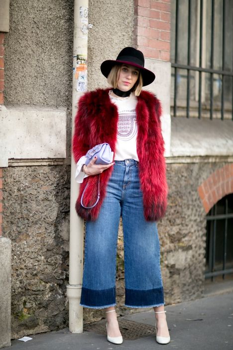 Lierihattu, culottes-housut ja värikäs tekokarva ovat täydellisiä esimerkkejä vuoden 2016 muodista.