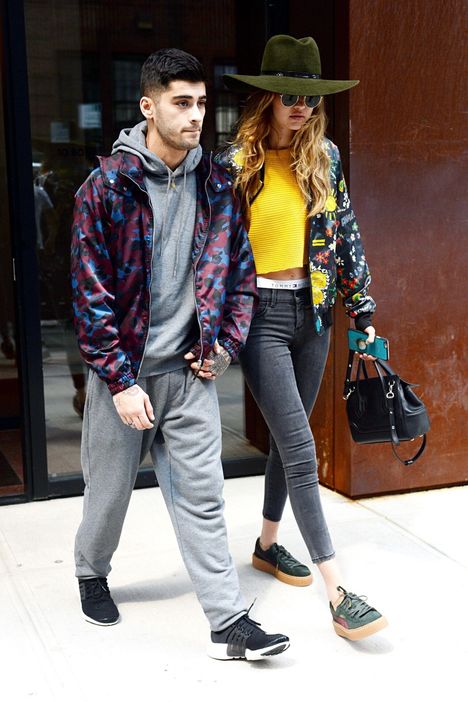 Malli Gigi Hadid sonnustautui trendikkääseen lierihattuun ja pyöreisiin aurinkolaseihin. Jalassa trendikkäät vajaamittaiset pillifarkut.