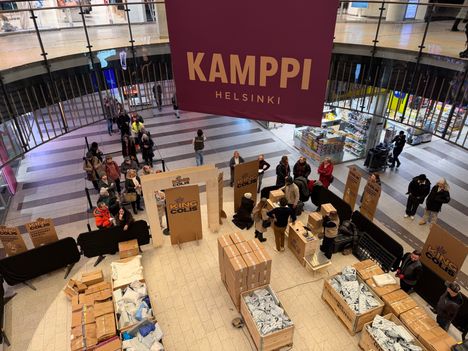 Kampissa kasvoi jono kadonneiden postipakettien myyntipisteelle tiistaina.